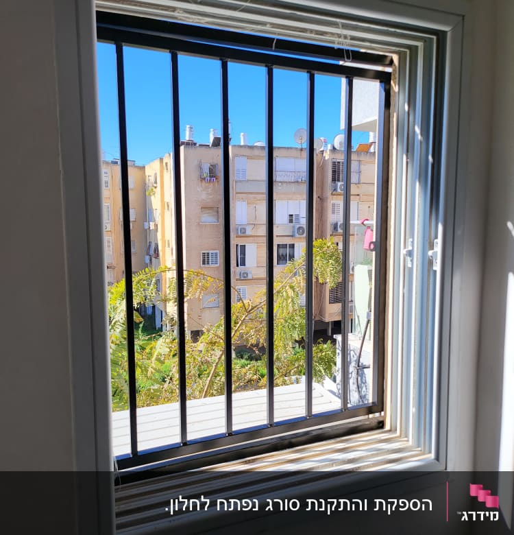 חלון עם סורגים ומסגרת לבנה